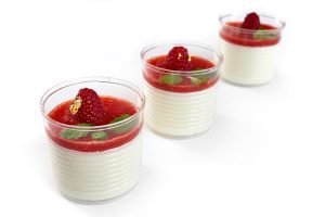 Vanilinė Panna Cotta su trintų braškių tyre 1 vnt 1,50€
